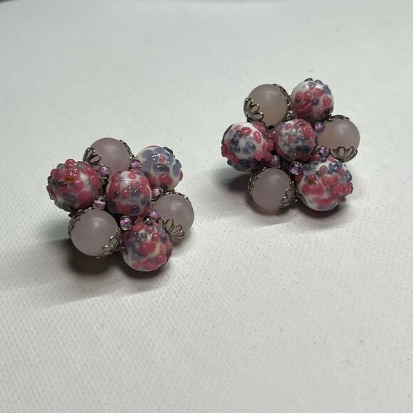 Vintage pink accented clustered clip on earrings - Picture 2 of 7